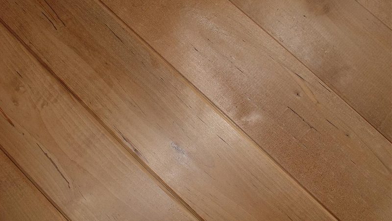 工程复合地板VS普通地板：揭秘报价背后的差异**